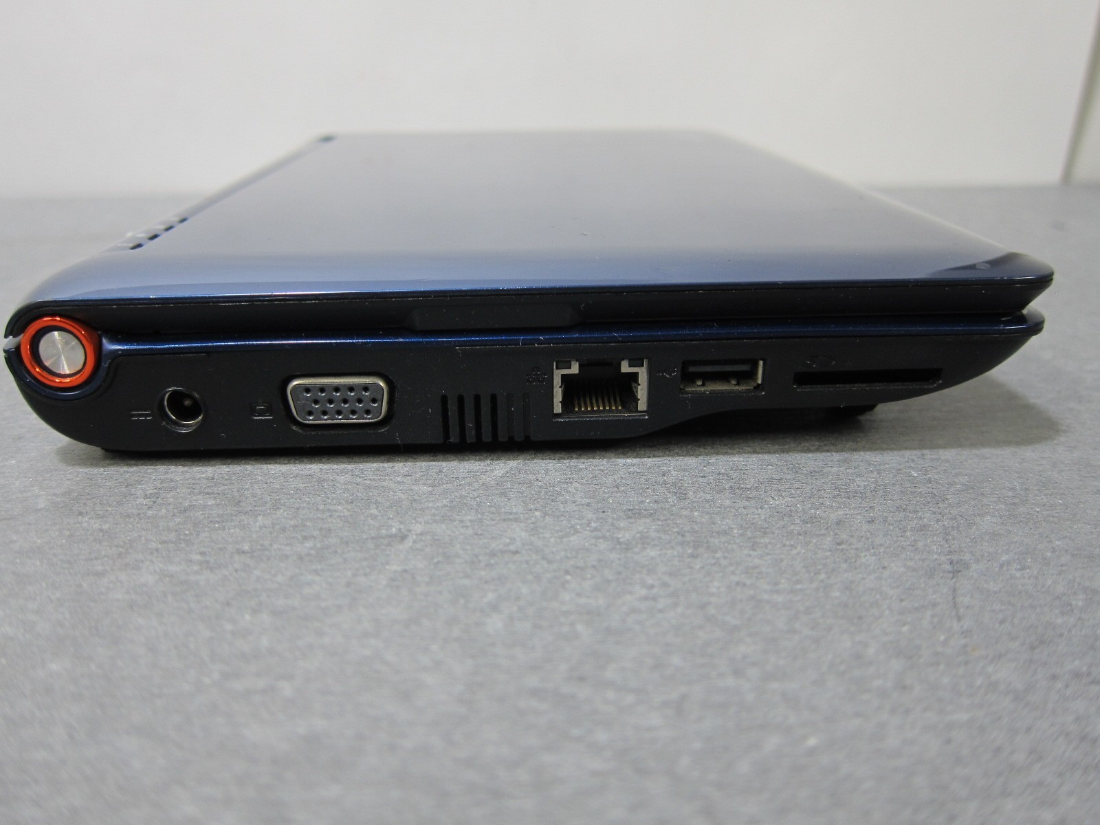 Acer Aspire One Series Model ZG5 Blue Notebook w/ Charger -WORKS WHEN PLUGGED IN