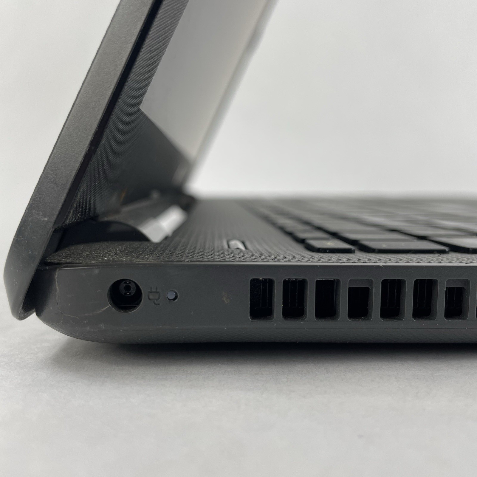HP 250 G6 15.6″ i5-7200U 2.50 GHz 8 GB RAM No SSD No OS – Bad Keys READ