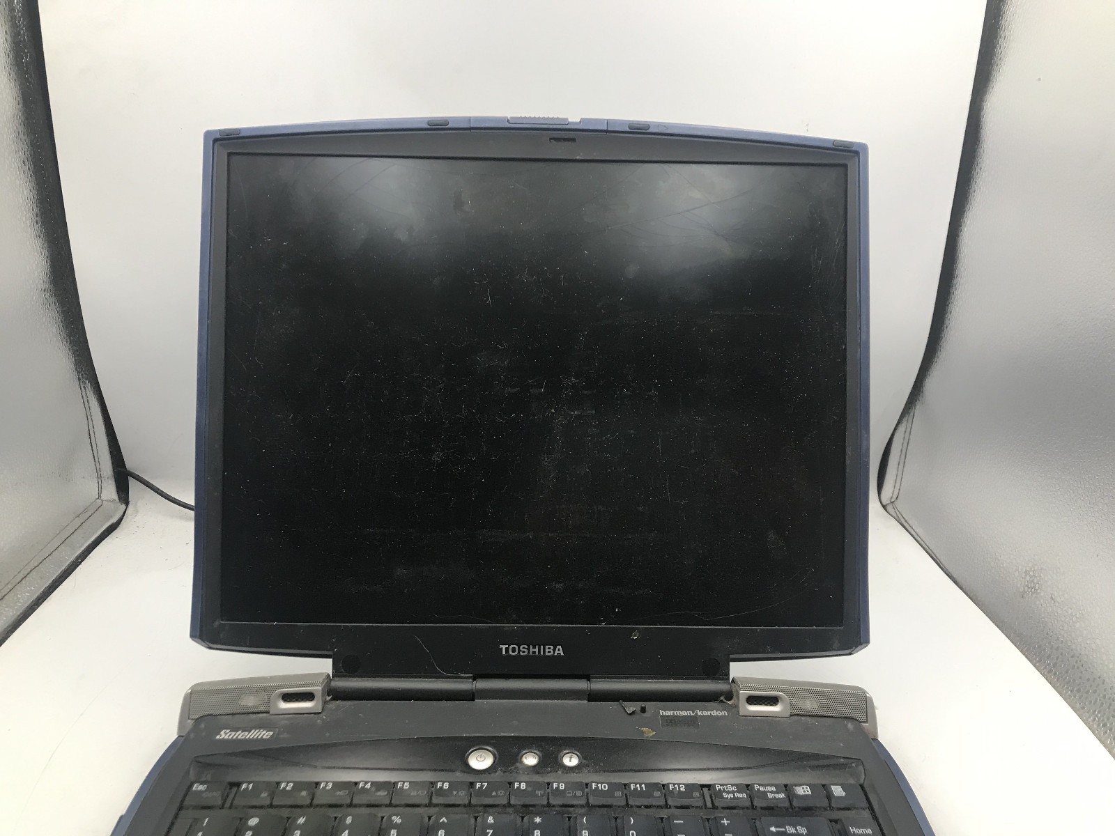 TOSHIBA 5105 S701 – FOR PARTS/DRILLED MOBO – INTEL PENTIUM 4 M – NO RAM -READ-BB
