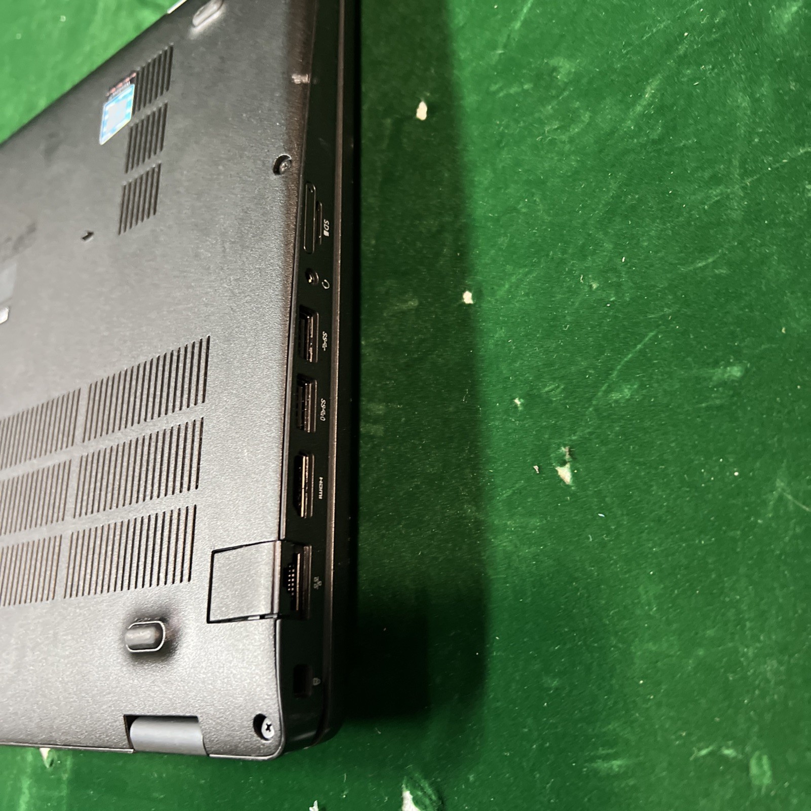 Dell Latitude 5500 15.6″ i5-8365U 1.60 GHz 8 GB RAM No SSD/OS/AC Very Good