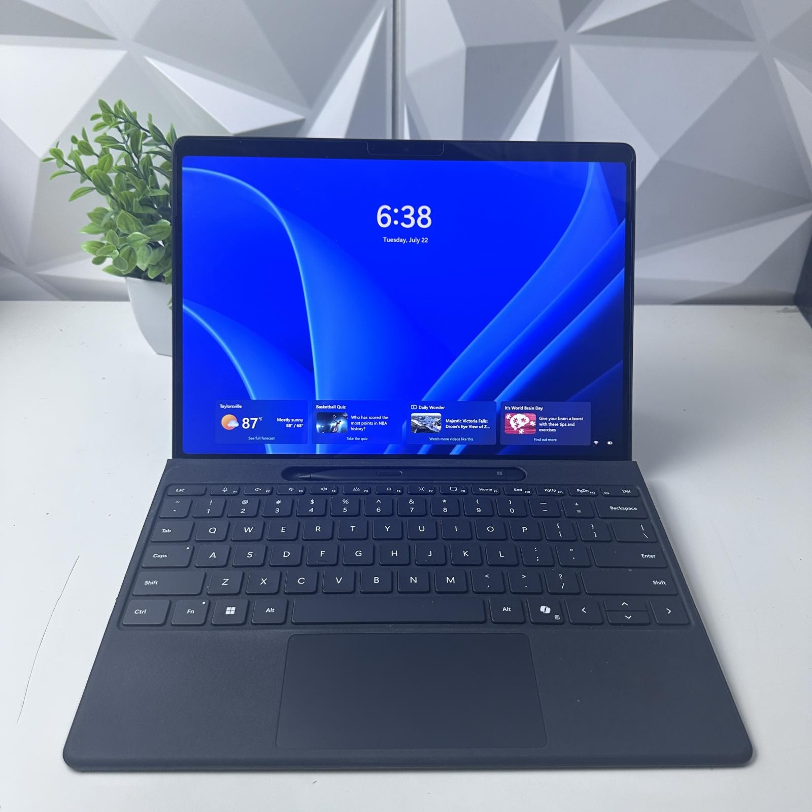 Microsoft Surface Pro 11th, 13″ OLED, Snapdragon X Plus, 16GB, 512GB Bundle