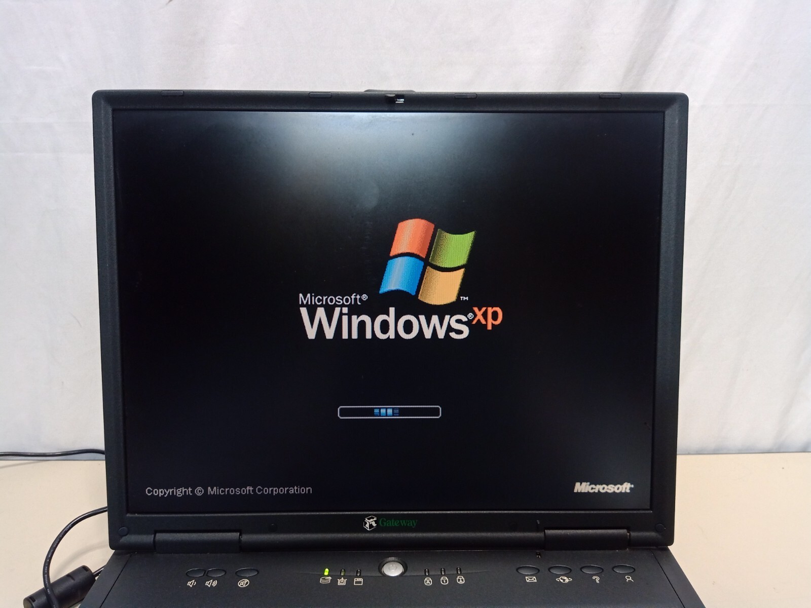 Vintage Gateway Solo 9500 Laptop Pentium III 745MHz 128MB RAM 20GB HDD WinXP
