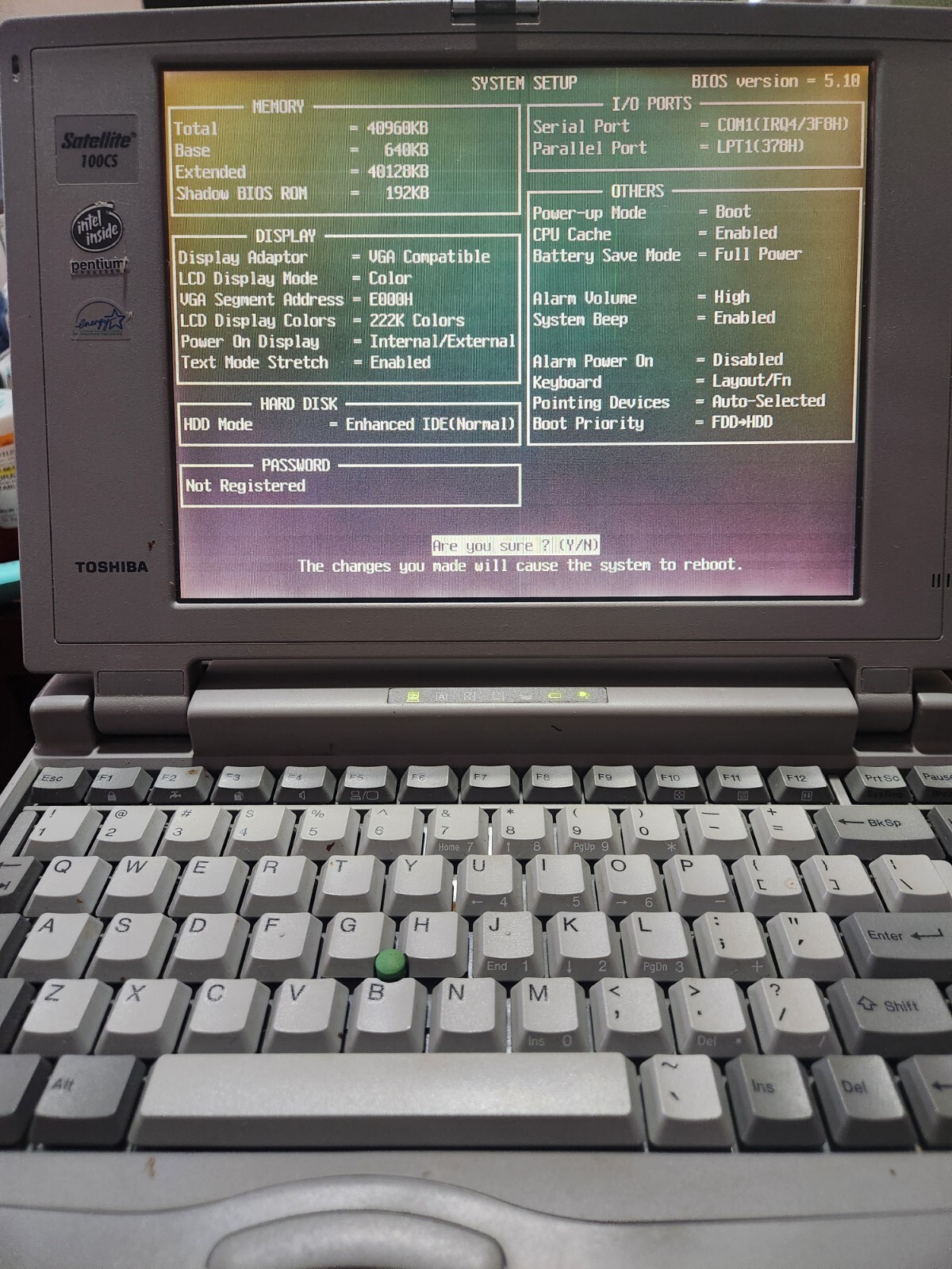 1995 Toshiba satellite loptop 100CS TURNS ON !!!