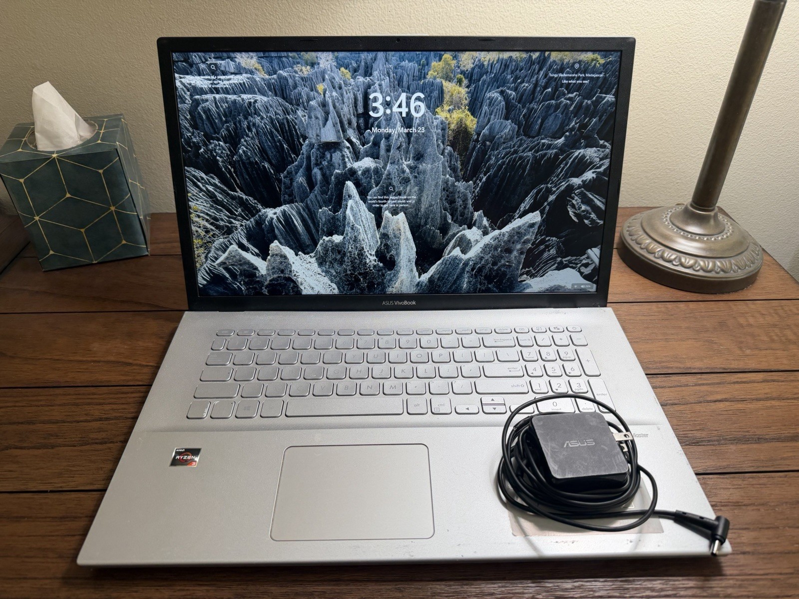 Asus Vivobook 17 M712D 17.3″ Ryzen 3 3250U 2.6GHz 6GB RAM 256GB SSD