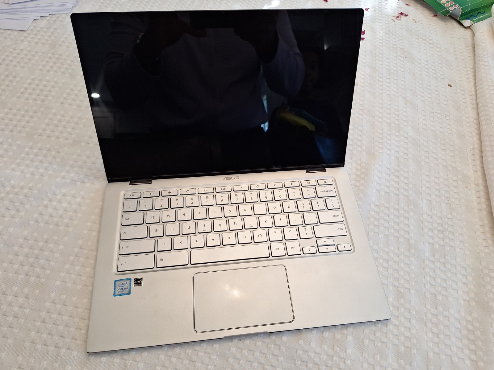 ASUS C434T CHROMEBOOK M3-8100Y @ 1.10 GHz,4GB RAM,2GB STORAGE,CHROME OS-(PARTS)