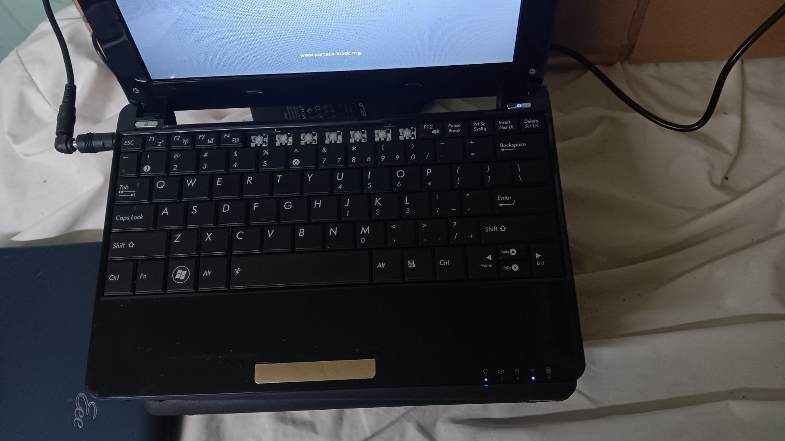 Lot of 6 ASUS EEe PC Mini Netbooks Laptops Intel Atom 1.6 GHz 160 GB HD Linux OS