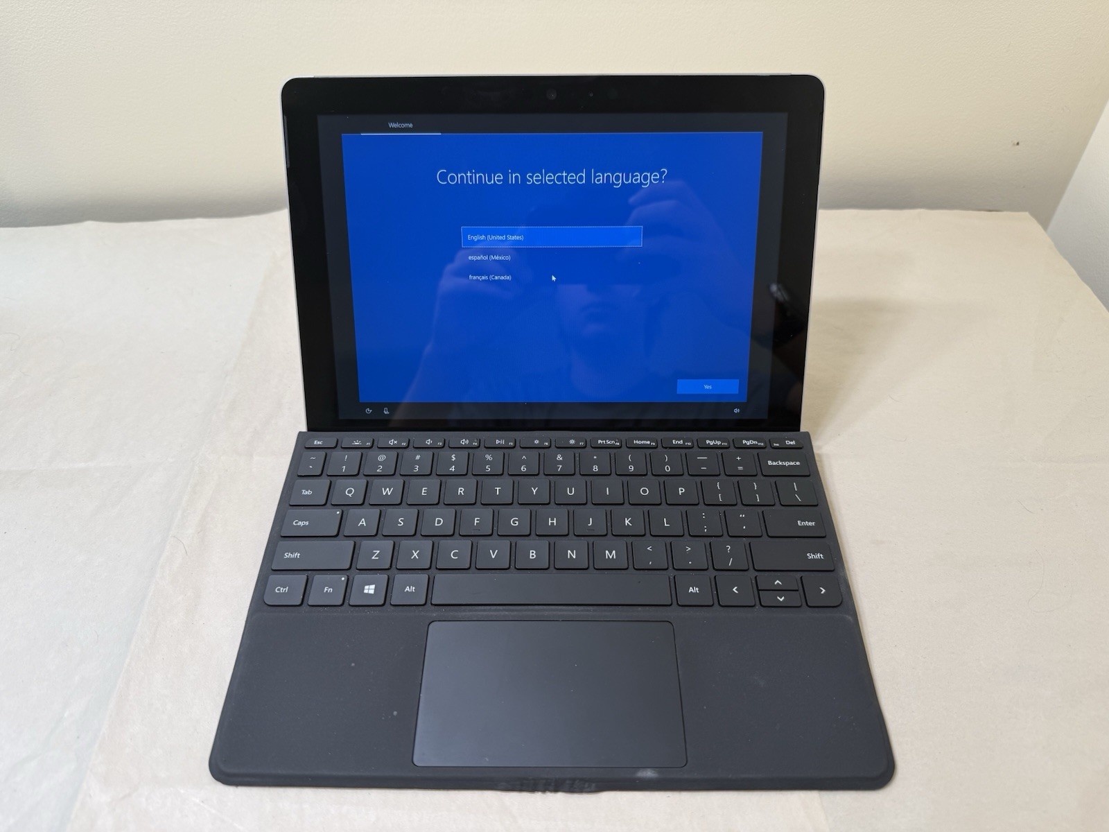 Microsoft Surface GO Tablet + Keyboard 1824 / Pentium 4415Y / 4GB RAM / 64GB SSD