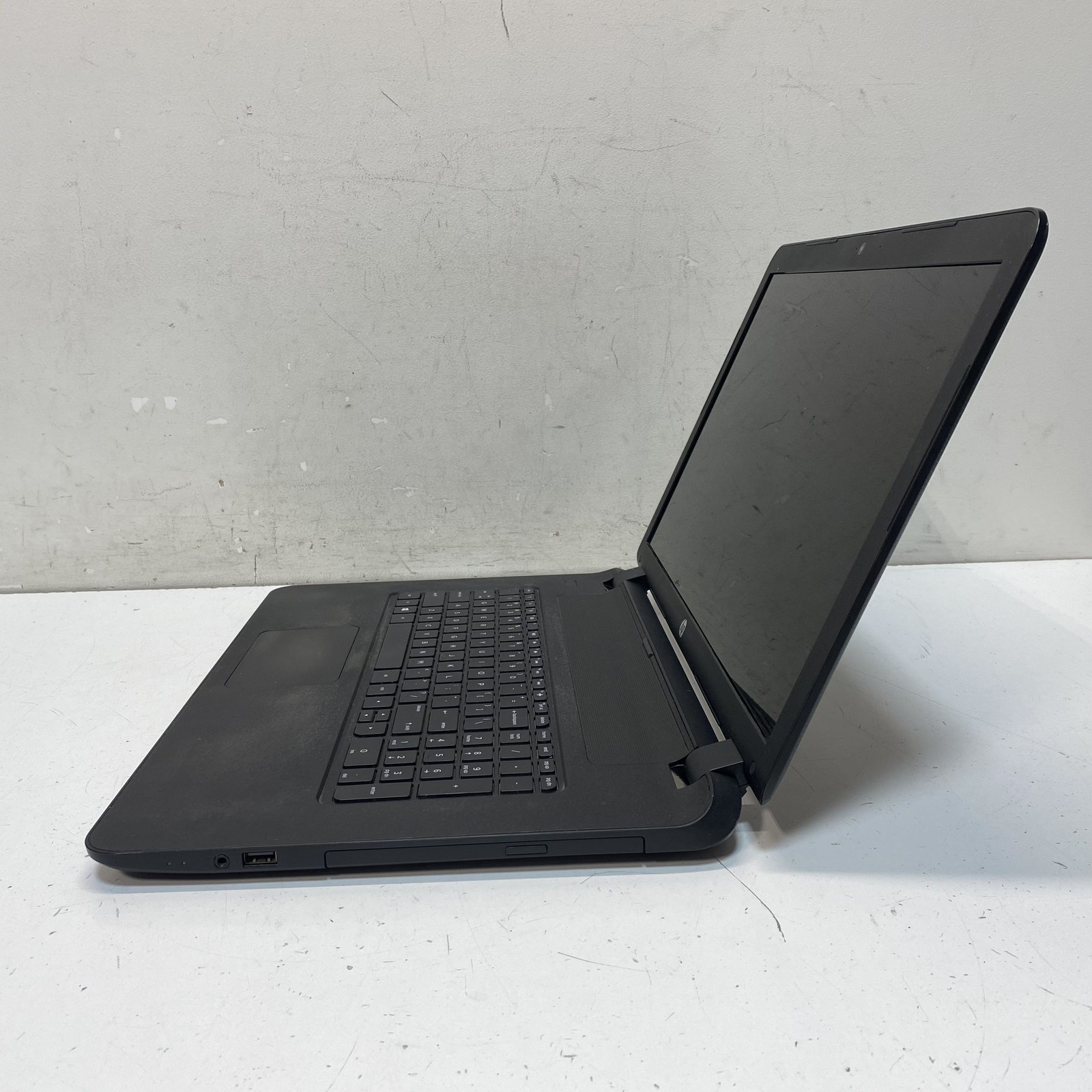 HP 17-p120wm 17.3″ Laptop AMD Windows 10