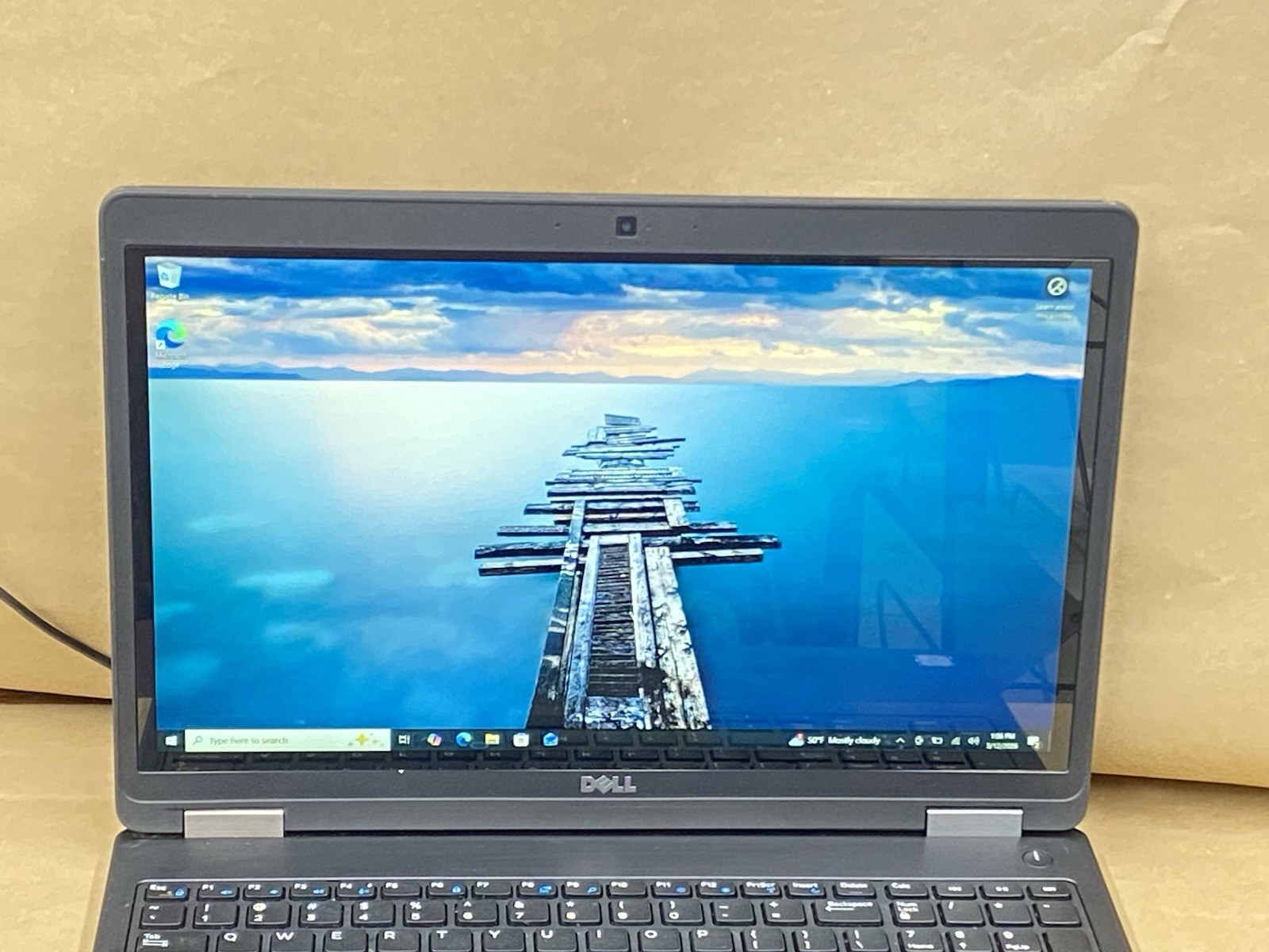 Dell Latitude E5570 – 16″ FHD Touch- i7-6600U – 4GB – 128GB – Win 10 – READ