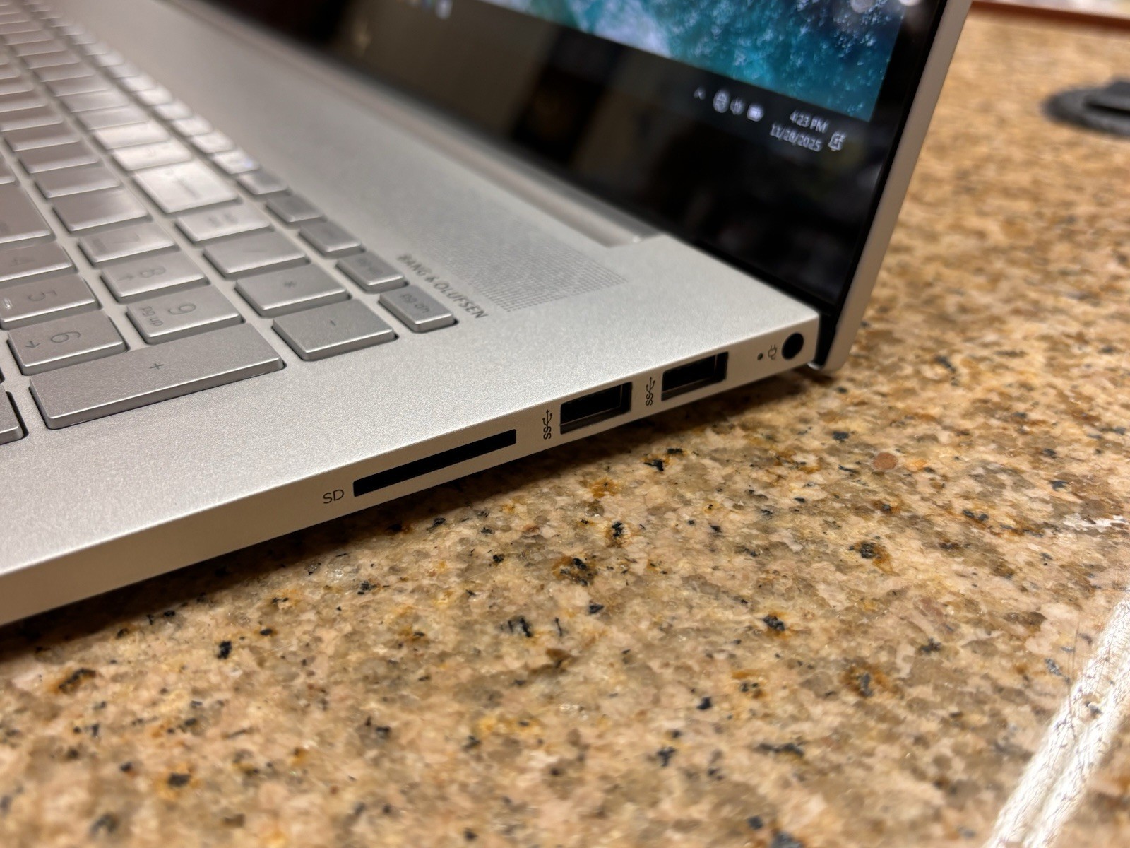 HP ENVY 17-CG1010NR @2.80GHz I7-1165G7 1TB 12GB RAM w/ CHARGER