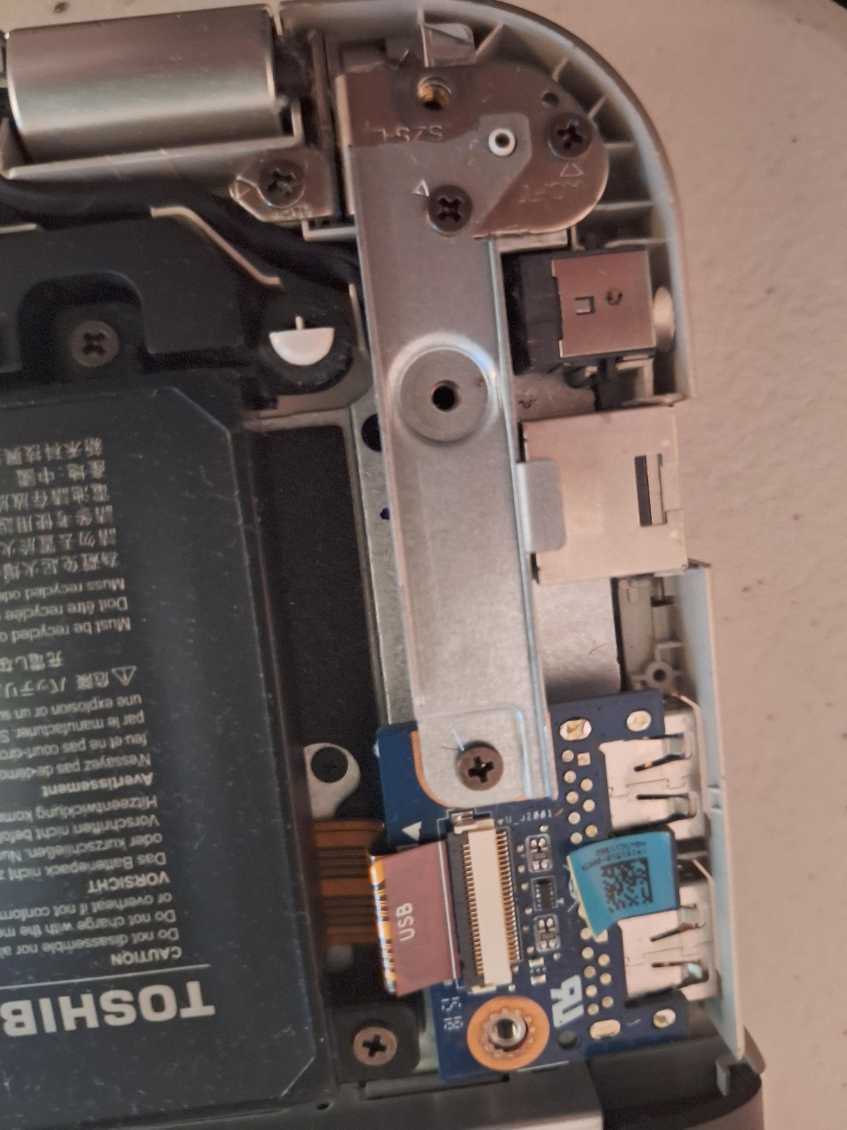 TOSHIBA SATELLITE P50T-B DOES NOT BOOT UP. PARTS ONLY. NO DRIVE OR BATTERY INC