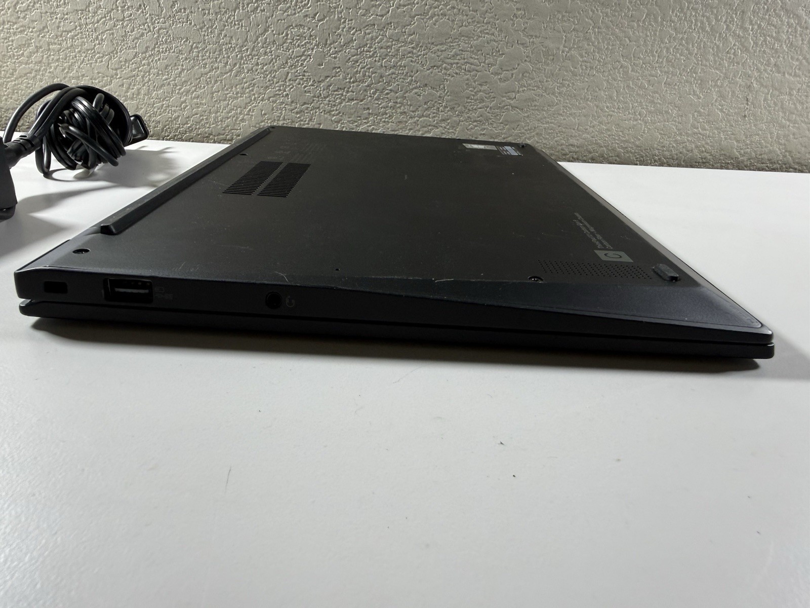Lenovo ThinkPad X1 Carbon 9th Gen 14″ Intel i7-1185G7 16GB DDR4 256GB Win 11