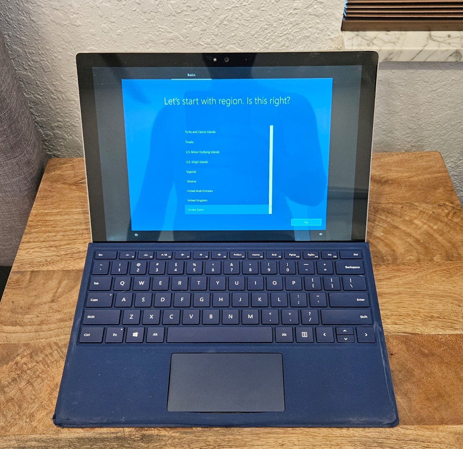 Microsoft Surface Pro 4 Intel i5-6300U 4GB RAM Windows 10 Pro w/ Type Cover Keyb