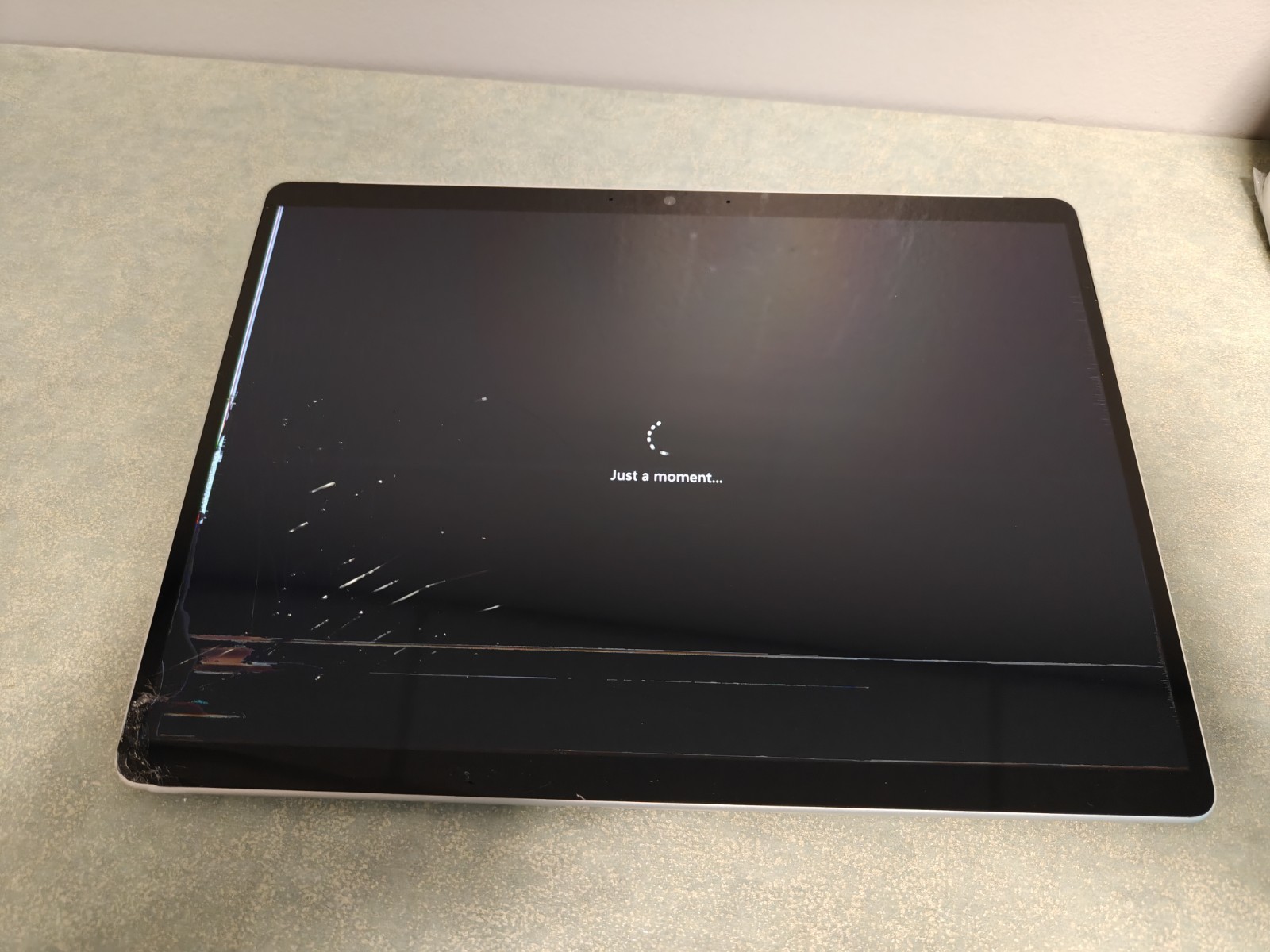 Microsoft Surface Pro 8 1983 i5-1135G7 256GB SSD 8GB RAM Win 11 Pro – CRACKED