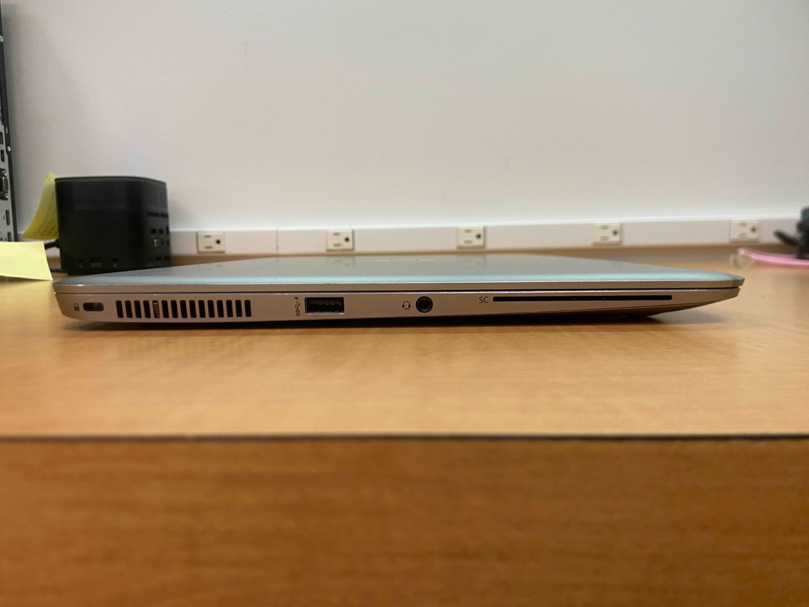 HP EliteBook 1040 G3 14″ – Intel i7-6600U @ 2.60 GHz, 256GB SSD, 8GB Ram, Win11