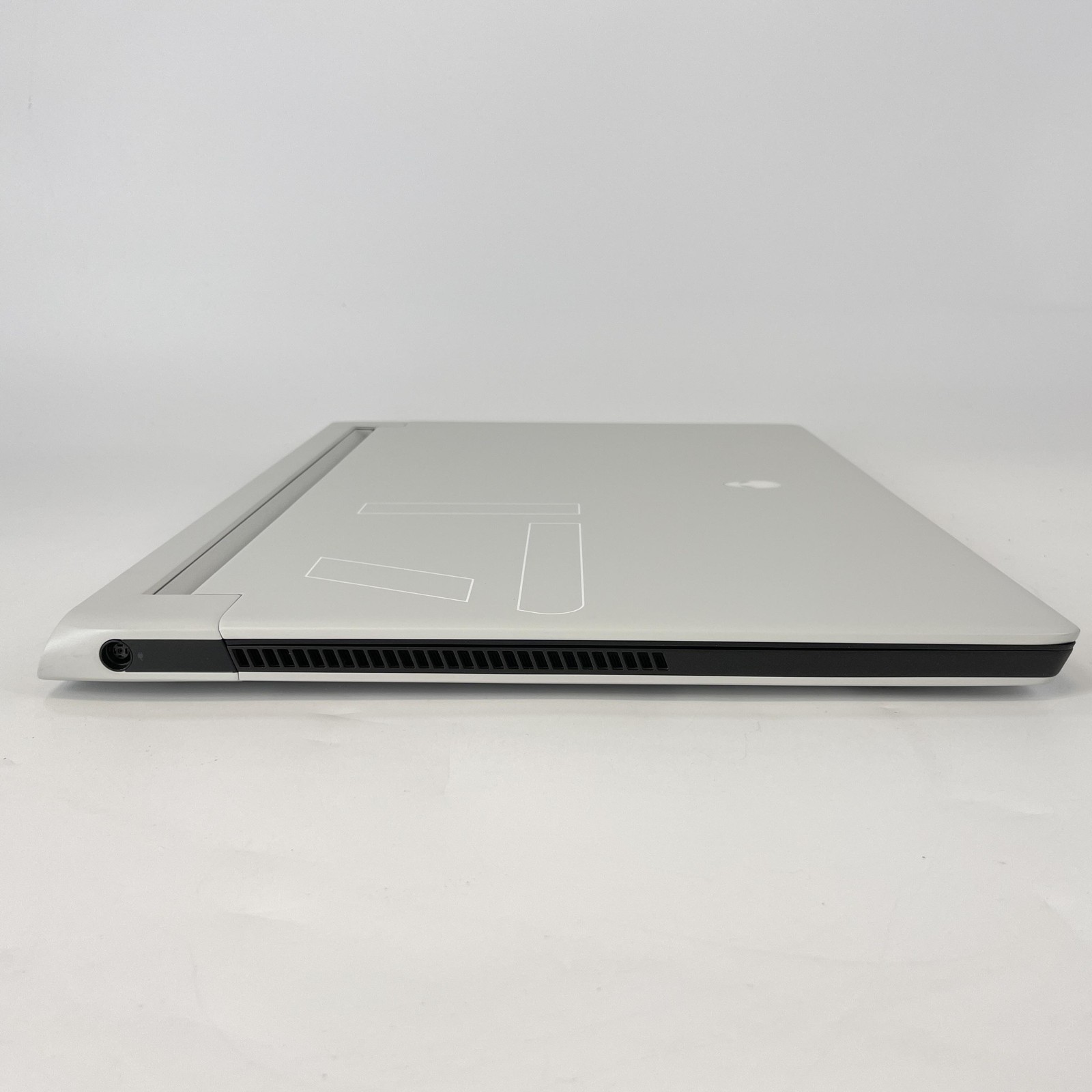 Dell Alienware X17 R2 120Hz 4K 2.5GHz i9-12900H 32GB 1TB SSD RTX 3080 White Spot
