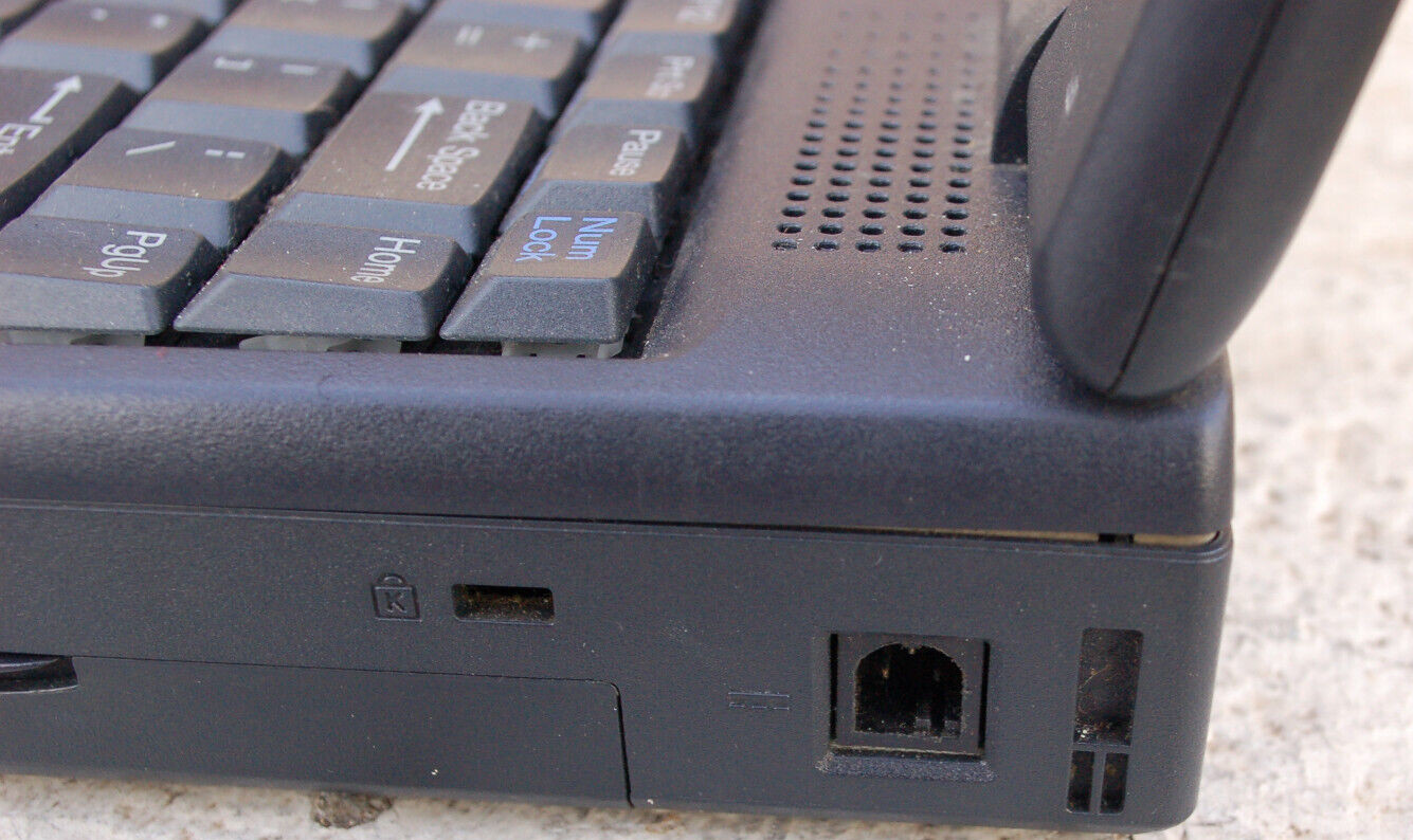 Vintage NEC Versa 2730M Laptop Intel Pentium 133MHz MMX CPU, CD-ROM, 3.5″ Floppy