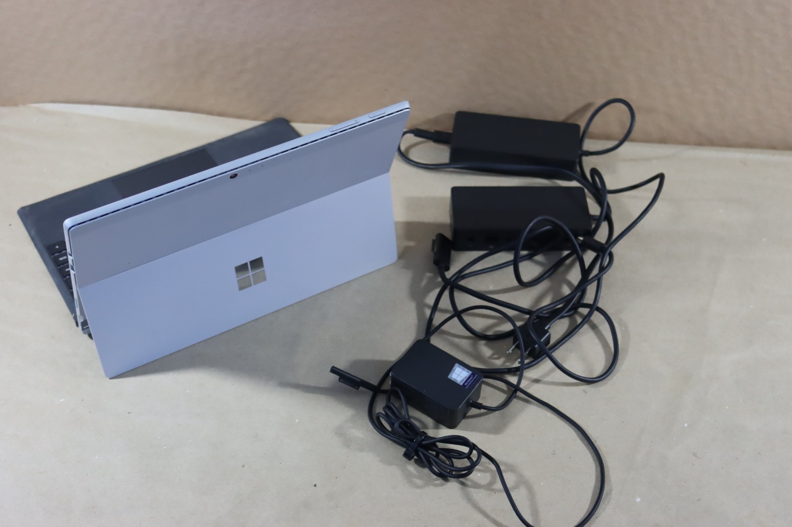 Microsoft Surface Pro 5 i5-7300U 8GB RAM 256GB Wi-Fi + LTE