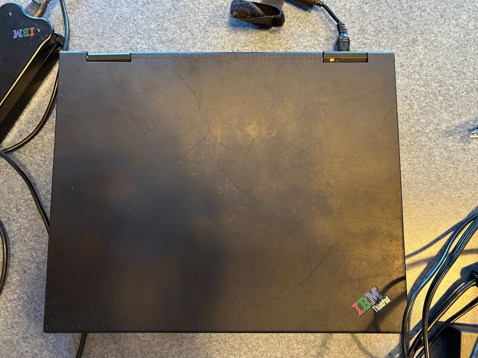 IBM Thinkpad X21 Type 2662 with Windows 2000 & DVD. Works but battery is dead.