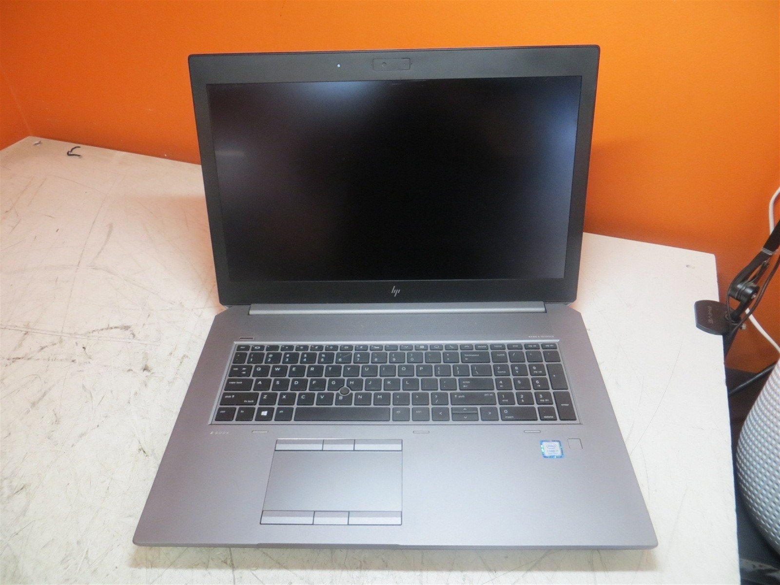 Scratched LCD HP ZBook 17 G5 Laptop Core i7-8850H 2.6GHz 16GB 512GB Quadro P3200
