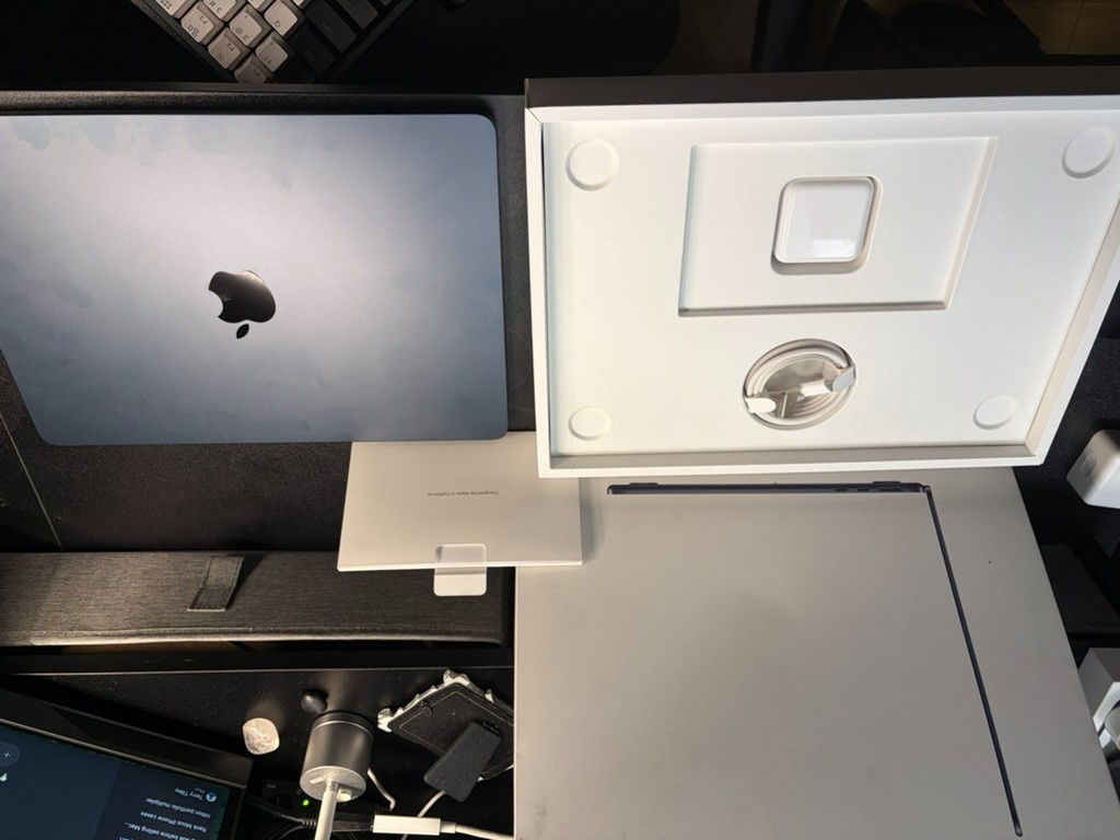 Apple MacBook Air 13″ (M3, 2024) – 16GB RAM / 512GB SSD – Midnight Blue – Excell