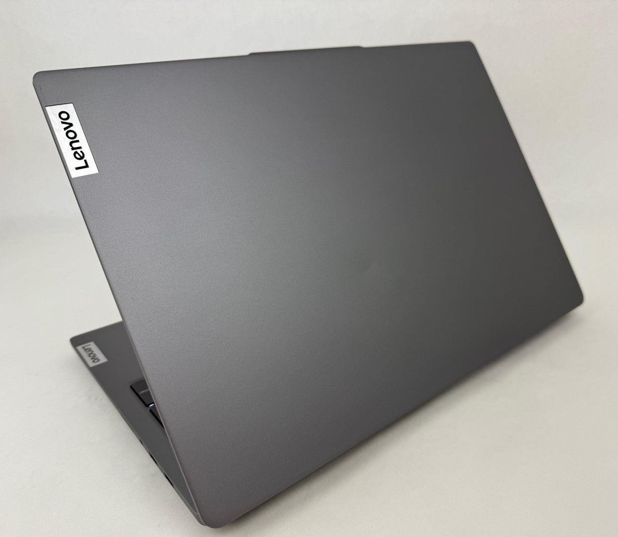 Lenovo IdeaPad Pro 5i 16″ 2048×1280 OLED Touch Ultra 9 185H 32GB 1TB 4050 Dent