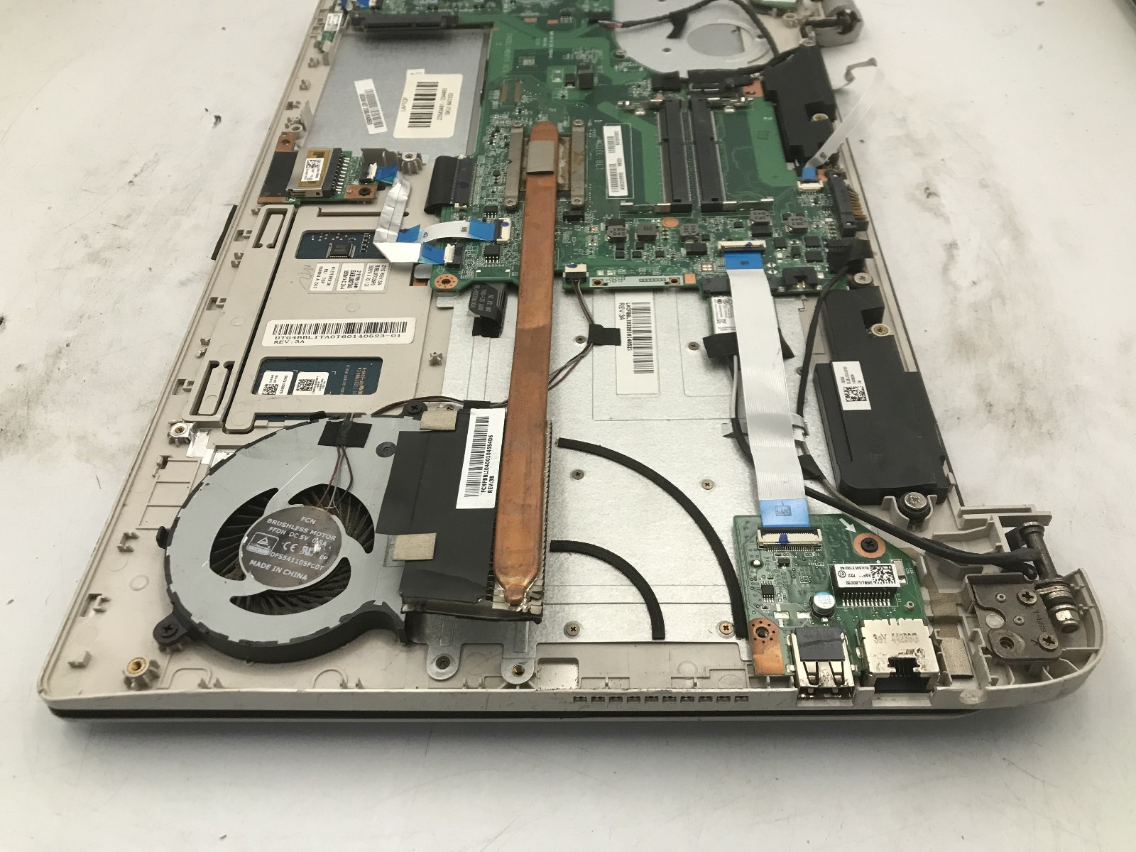 TOSHIBA SATELLITE L50-B – FOR PARTS/REPAIR – INTEL I7 4TH GEN – NO RAM -READ- BB
