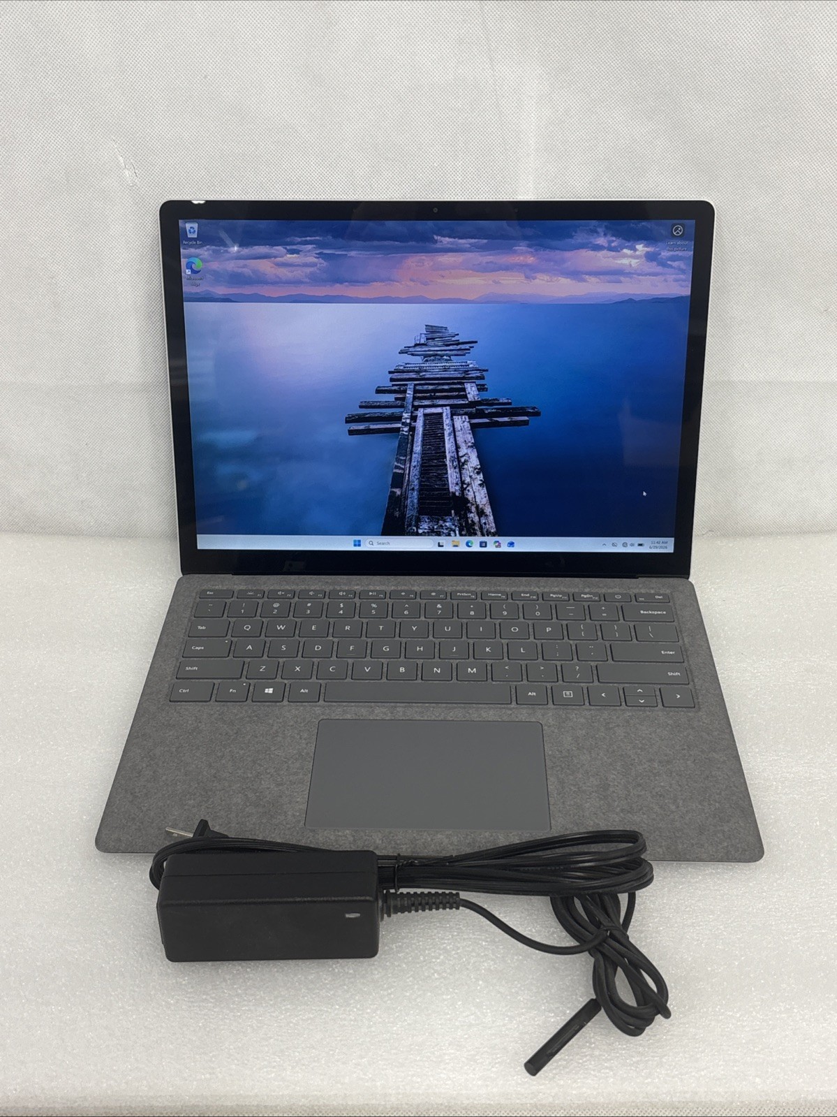 Microsoft Surface Laptop 4 13.5″ (256GB SSD, AMD Ryzen 5, 16GB) Platinum *Read*