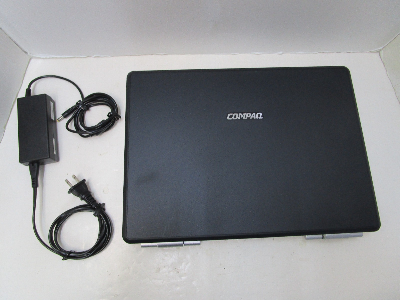 COMPAQ PRESARIO V5000 LAPTOP AMD 3300+ SEMPTRON 2GB RAM NO HDD NO O/S 💻🛠️