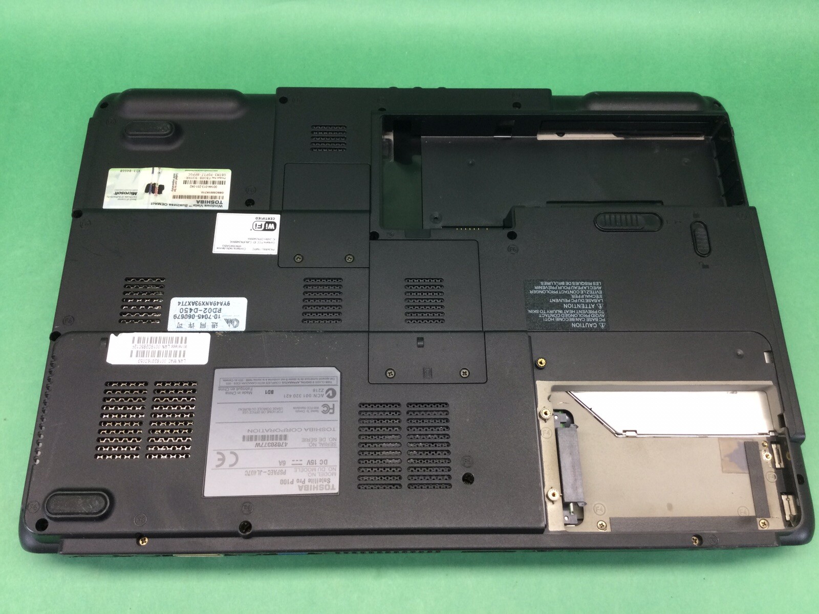Toshiba Satellite Pro P100 – French Keyboard – 17” Laptop – UNTESTED