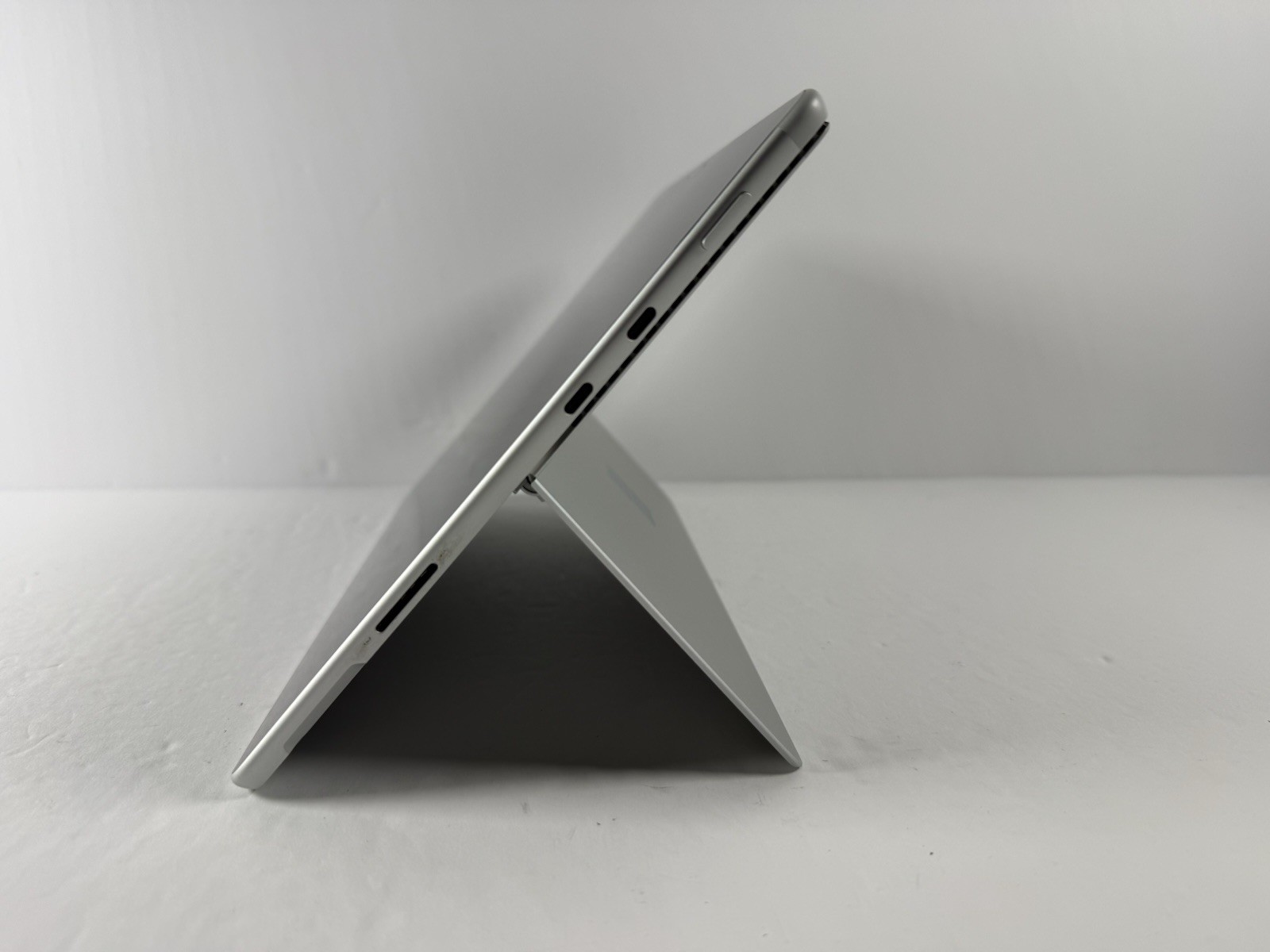 Microsoft Surface Pro 8 (1982) i5-1145G7 – 16GB RAM – 256GB 120Hz – Win 11 Pro