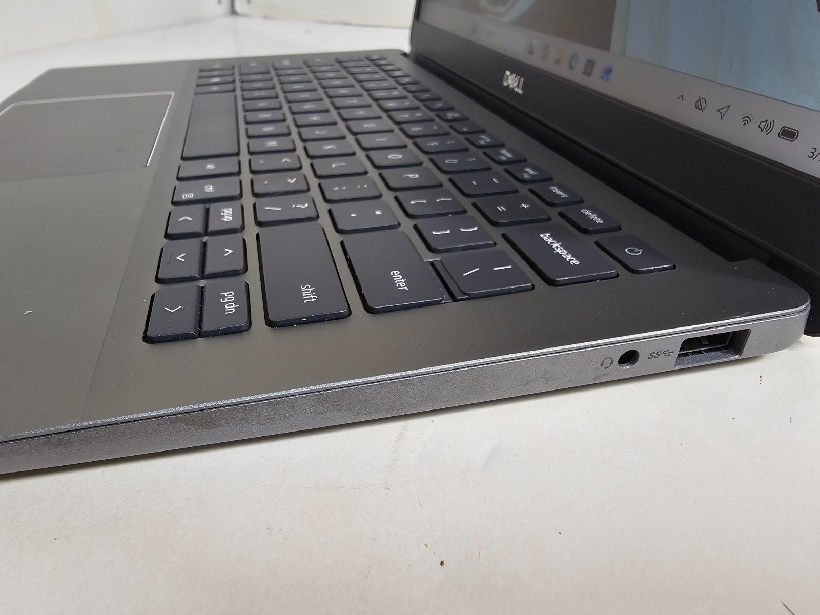 Dell Latitude 3301 Laptop – 1.8 GHz i7-8565U 8GB 256GB SSD Wi-Fi Webcam 13.3″