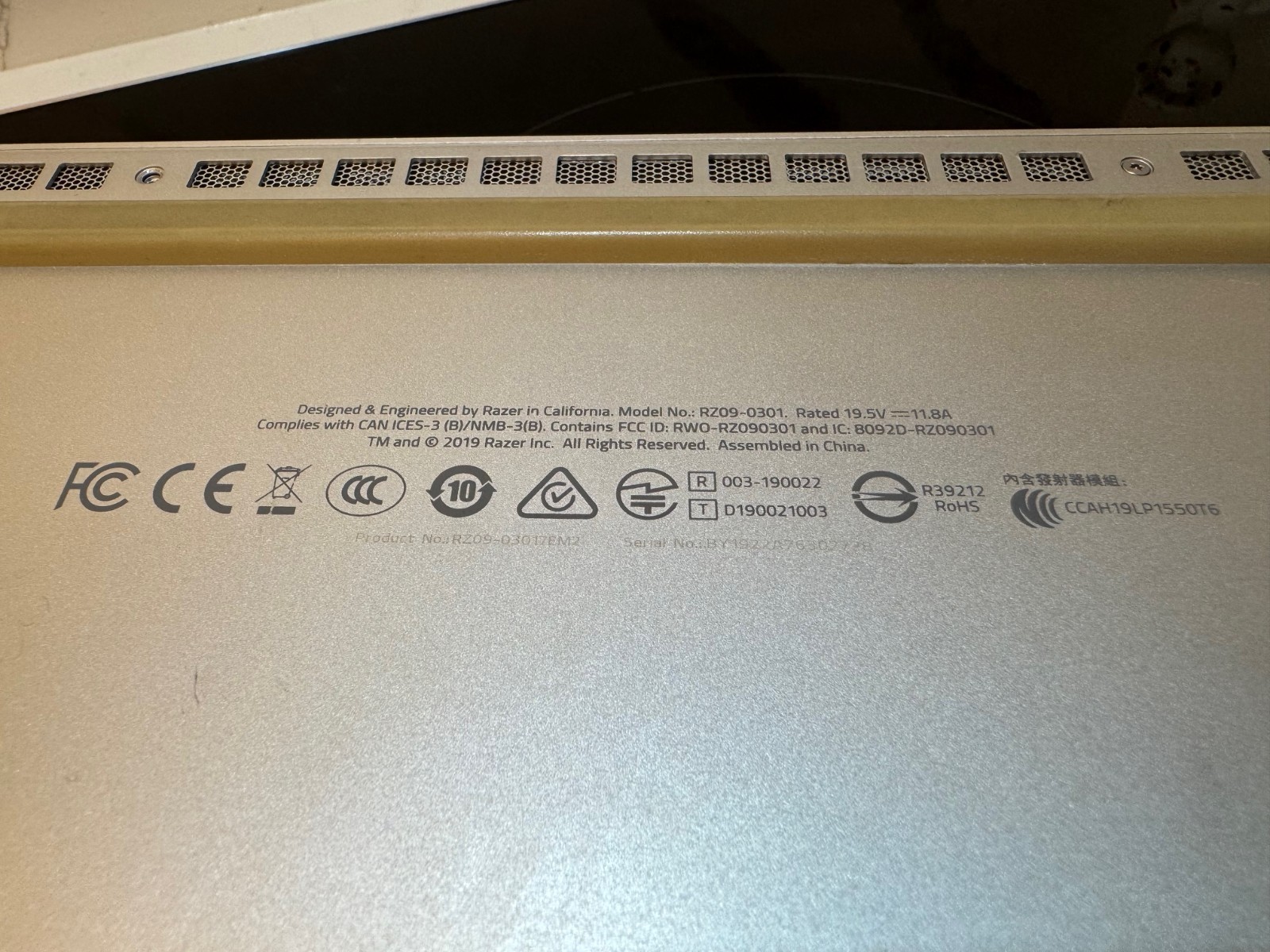 Razer Blade 15 – i7-9750H – RTX 2070 MaxQ – Mecury White – 240HZ