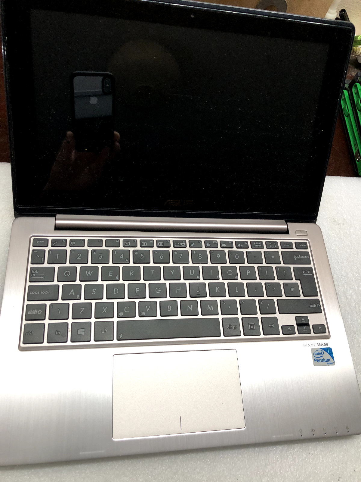 Netbook Asus S200E-CT157H for parts ONLY. Screen, battery, Keyboard, Motherboard