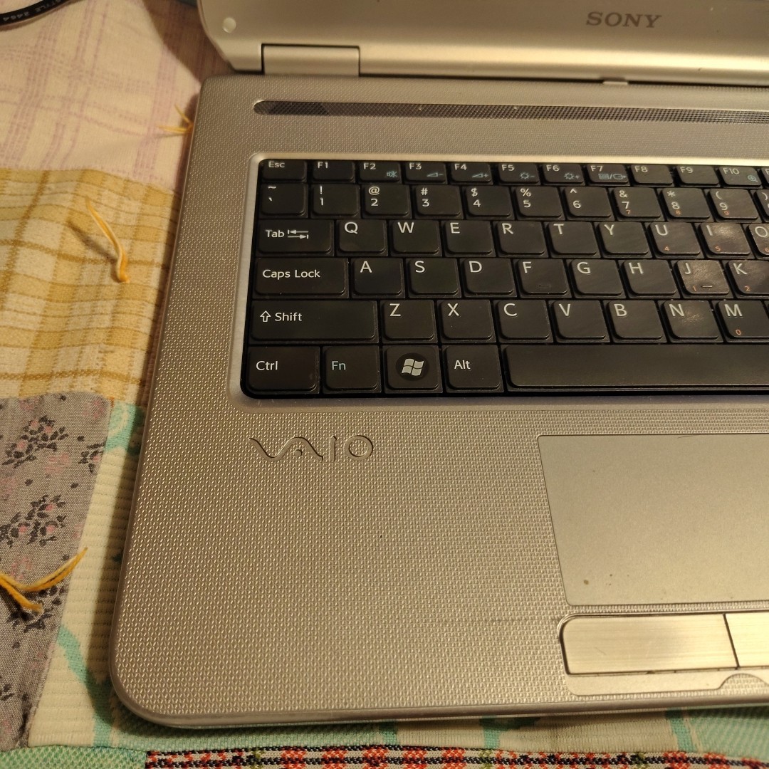 Sony VAIO Model PCG-7Z2L Silver 15.4″ Notebook Laptop – Powers On **READ DESC*