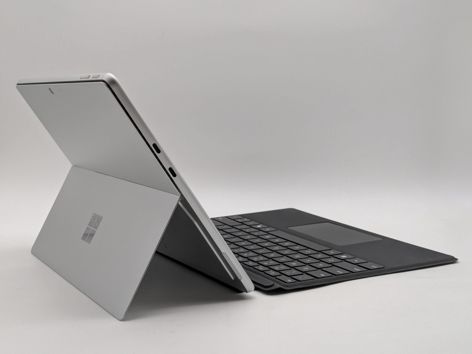 Microsoft Surface Pro 10 2-in-1 13″ ULTRA 5 135U 256GB SSD 8GB W11P 120Hz