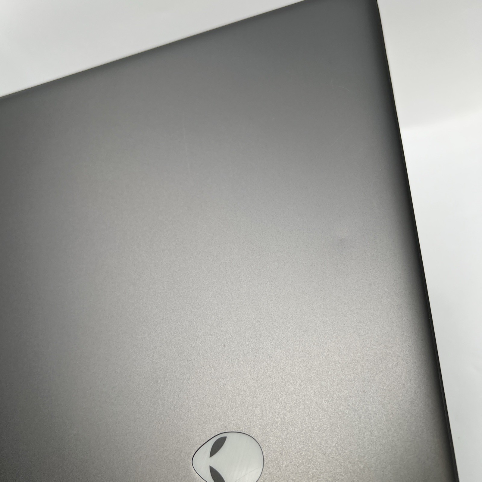 Alienware M18 R1 18″ AMD Ryzen 9 7845HX 32GB RAM 2TB SSD RX 7600M XT W11H USED