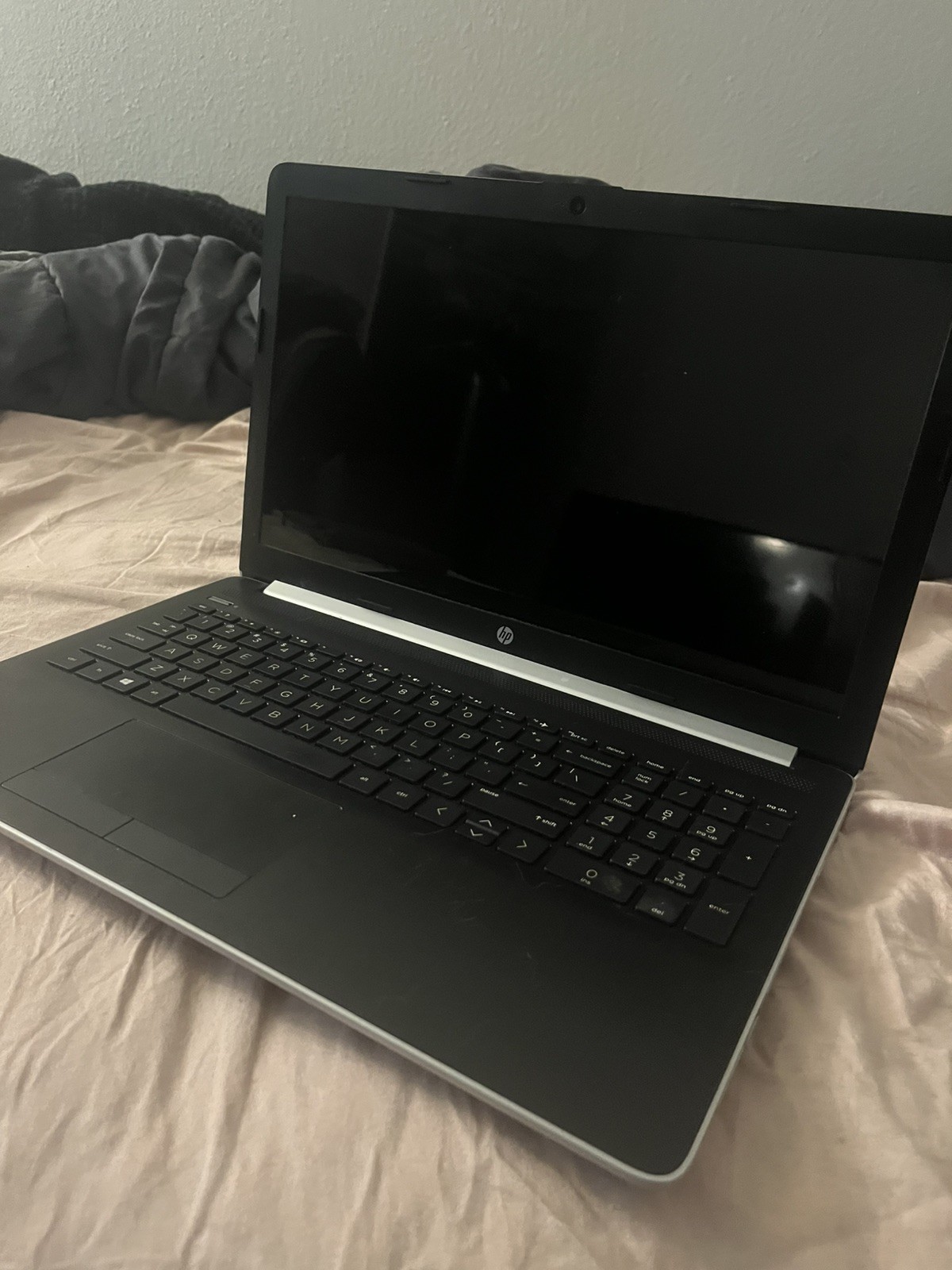 HP 15-DB0031NR Laptop 15.6″ AMD A9-9425 Radeon R5 3.1GHz 4GB 1TB Win10