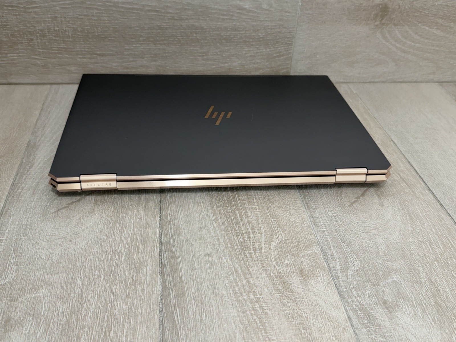 HP Spectre 15-DF1033DX 15.6″ 4K Touch Core i7-10510U GeForce MX250 8GB RAM 512GB