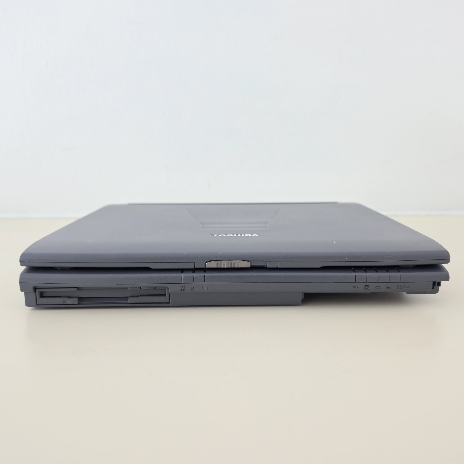 RETRO 14.1″ Vintage TOSHIBA Satellite 4100XDVD Laptop – 128MB RAM – 60GB HDD