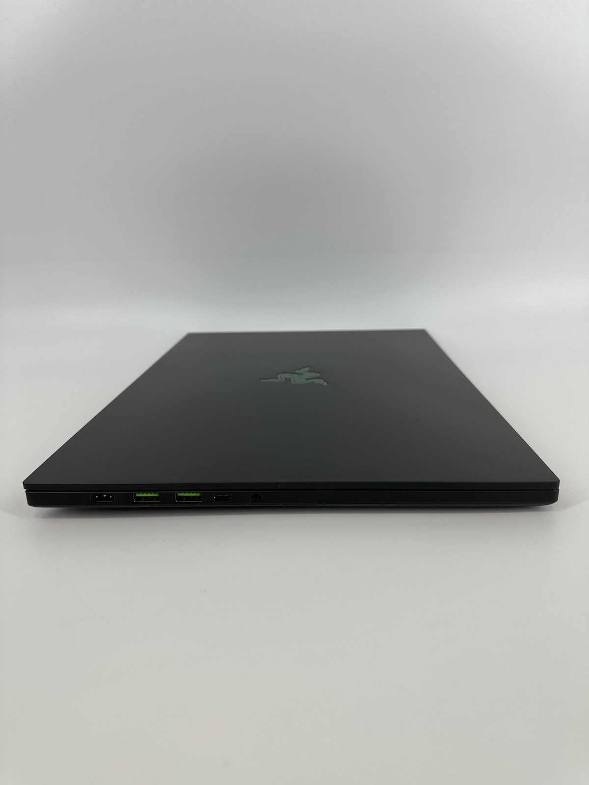 Razer Blade 16 240Hz QHD+ 2.0 GHz Ryzen AI 9 365 32GB 1TB SSD NVIDIA RTX 5070
