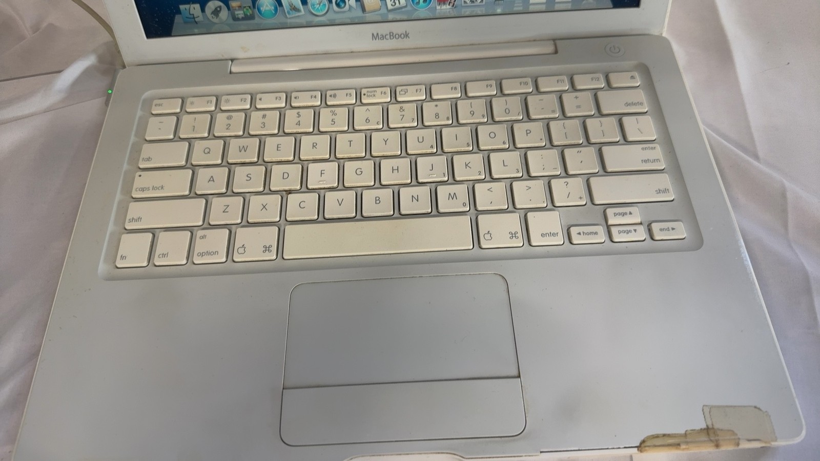 Apple MacBook 2.16GHz Intel Core 2 Duo 2GB DDR2 120GB HDD 13.3″ White