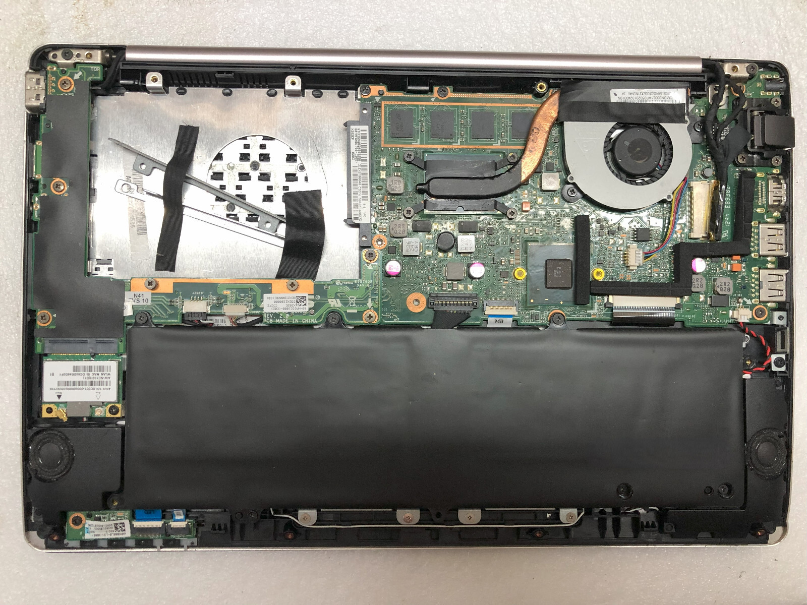 Netbook Asus S200E-CT157H for parts ONLY. Screen, battery, Keyboard, Motherboard