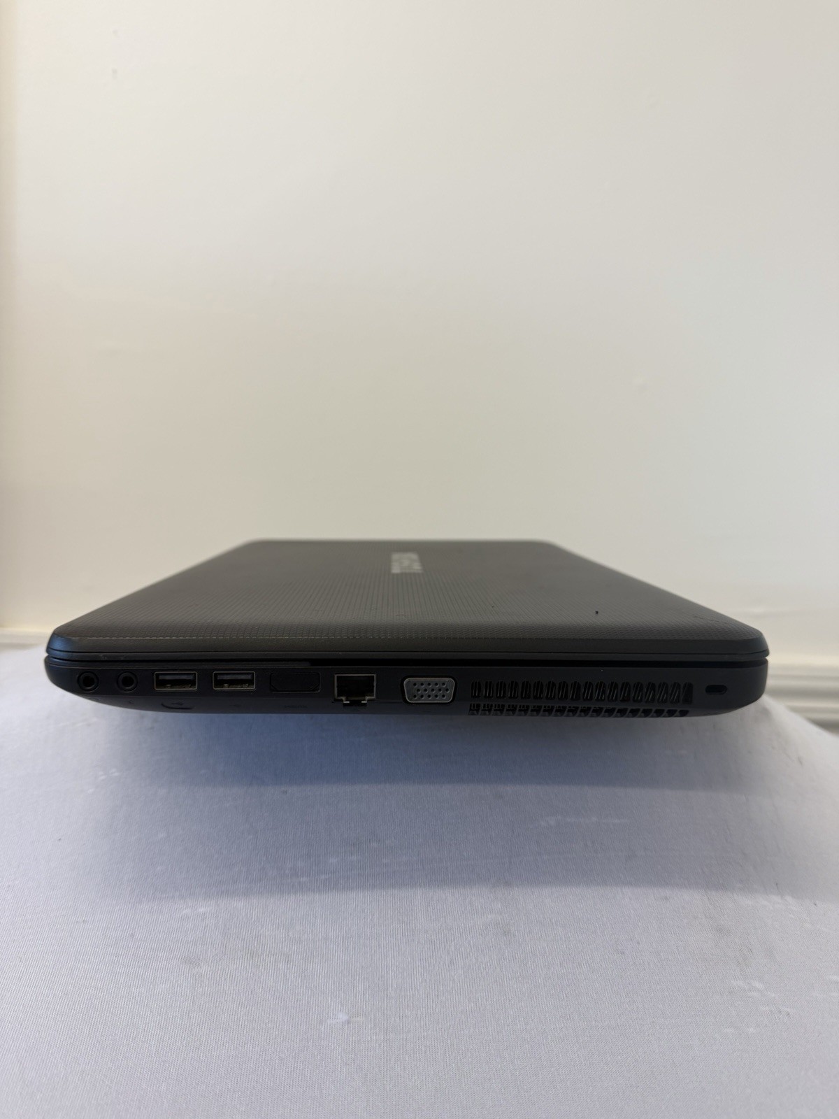 Toshiba Satellite Laptop – Good Screen – AMD E-300 – Read Des