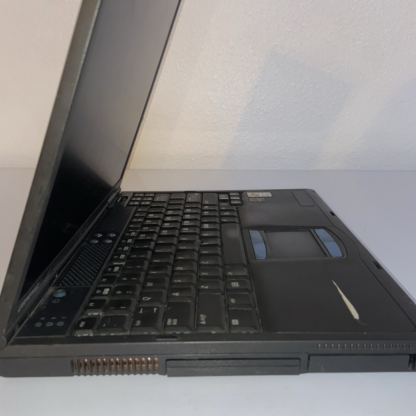 COMPAQ EVO N610C – FOR PARTS/NO BATTERY/BAD COVER- 30GB HDD- Unknown Ram AS IS