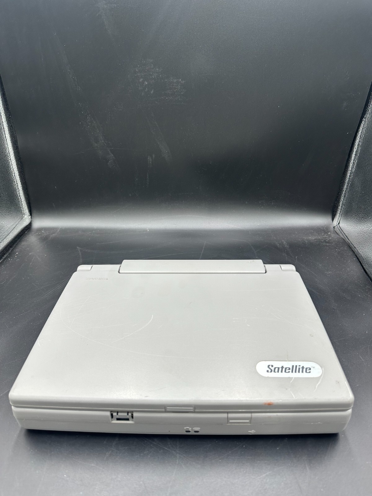 Toshiba T2100/260 Vintage Laptop Notebook 486SX 25MHz 4MB RAM -Tested