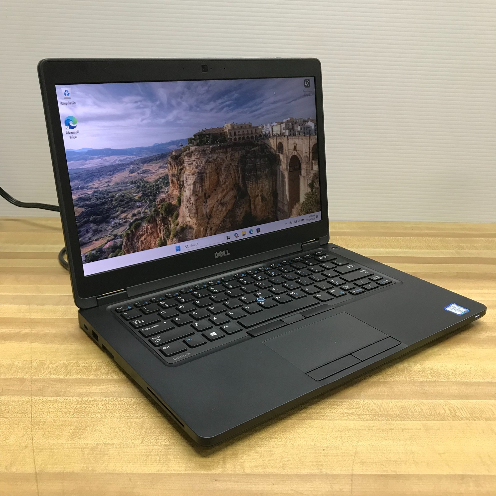 Dell Latitude 5480 14″ i5-6440HQ 2.60GHz 16GB RAM 256GB SSD (Windows 11 Pro)