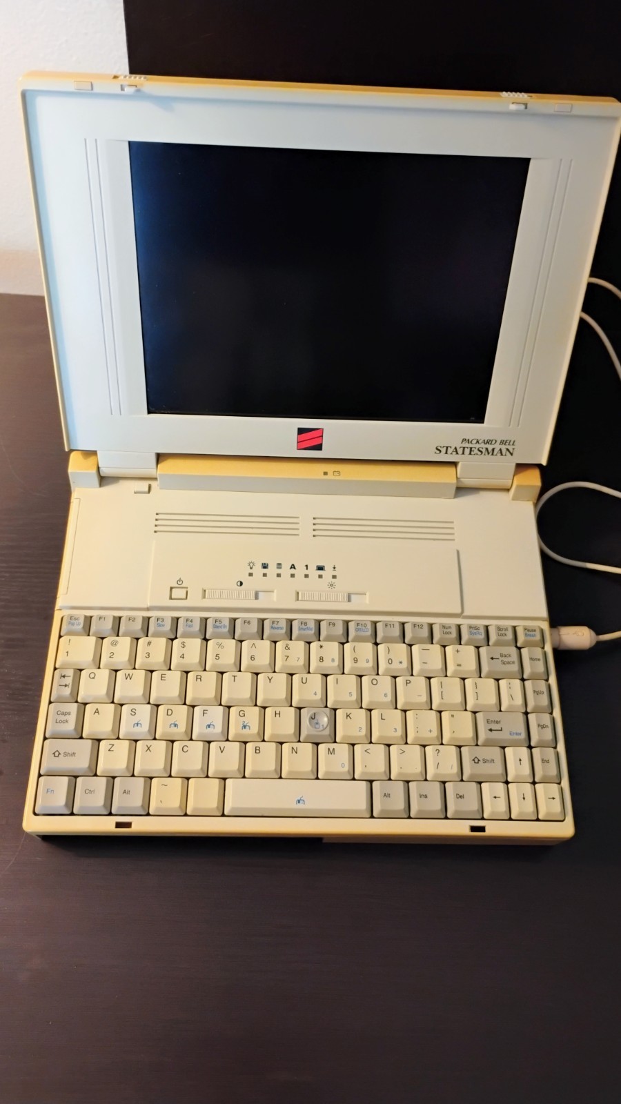 Packard Bell Statesman Plus 810414 Laptop Cyrix Cx486SLC2 50 MHz MS-DOS 6.x