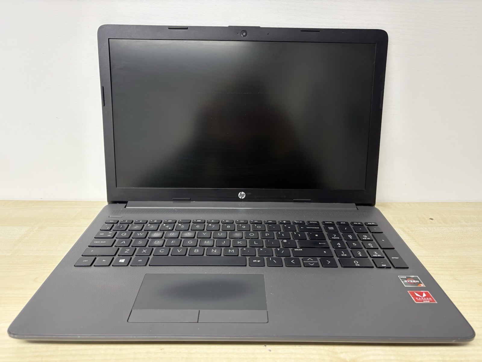 HP 255 G7 AMD Ryzen 3 2200U Radeon Vega 2.5GHz 15.6″ 8GB 256GB SSD Win 10 READ