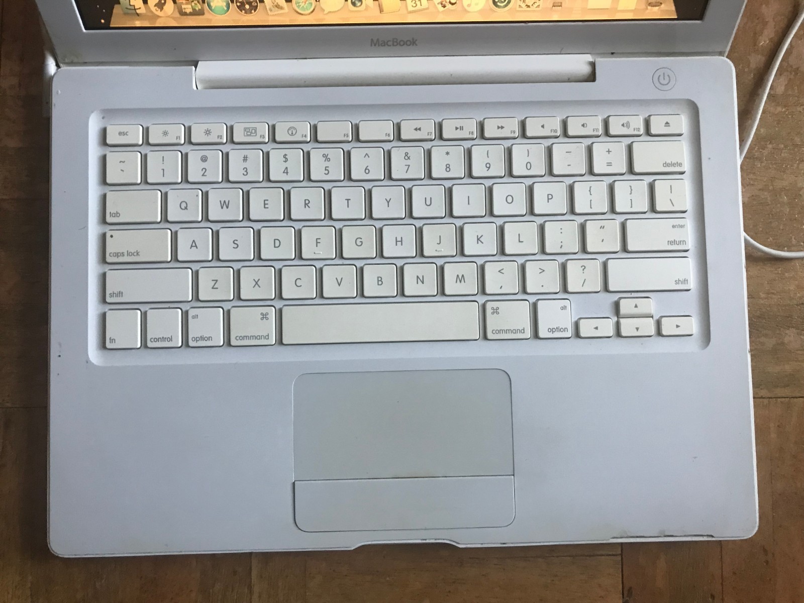 Apple MacBook A1181 2.0 GHz 2GB RAM 80 GB HDD OSx 10.7. No Charger Or Battery